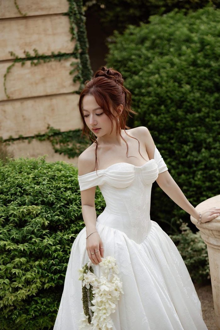 Xuân Nghi rạng rỡ trong bộ ảnh cưới. 