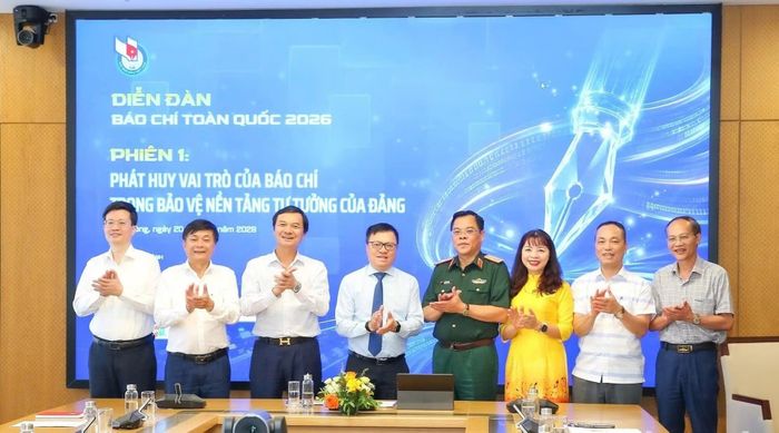 Ông Lê Quốc Minh, Ủy viên Trung ương Đảng, Phó Trưởng Ban Tuyên giáo và Dân vận Trung ương, Tổng Biên tập Báo Nhân Dân, Chủ tịch Hội Nhà báo Việt Nam chúc mừng các đại biểu, diễn giả tham dự phiên thảo luận