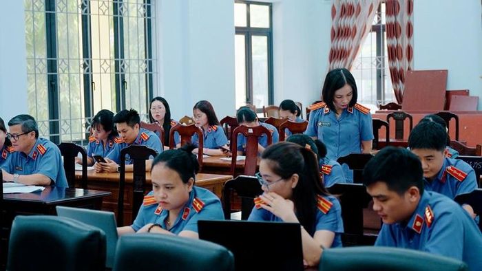 Các thi sinh làm bài thi.