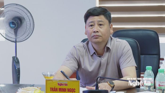Đồng chí Trần Minh Ngọc - Ủy viên Ban chấp hành Đảng bộ tỉnh, Giám đốc Báo và phát thanh, truyền hình Nghệ An trao đổi với đoàn công tác Cục Truyền thông Công an nhân dân. Ảnh: Bùi Thọ