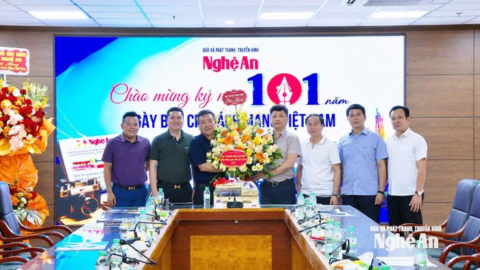 Cục Truyền thông Công an nhân dân chúc mừng Báo và phát thanh, truyền hình Nghệ An nhân dịp 21/6. Ảnh: Bùi Thọ