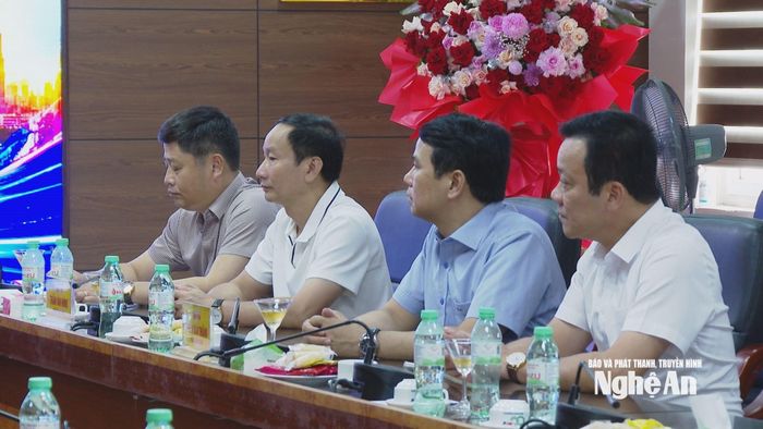 Lãnh đạo Báo và phát thanh, truyền hình Nghệ An làm việc với đoàn công tác Cục trưởng Cục Truyền thông Công an nhân dân. Ảnh: Bùi Thọ