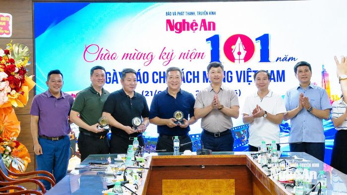 Lãnh đạo Báo và phát thanh, truyền hình Nghệ An tặng quà lưu niệm cho đoàn công tác Cục Truyền thông Công an nhân dân. Ảnh: Bùi Thọ