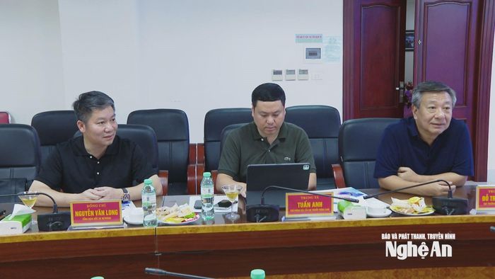 Các đồng chí trong đoàn công tác Cục Truyền thông Công an nhân dân - Bộ Công an tại cuộc làm việc với Báo và phát thanh, truyền hình Nghệ An. Ảnh: Bùi Thọ