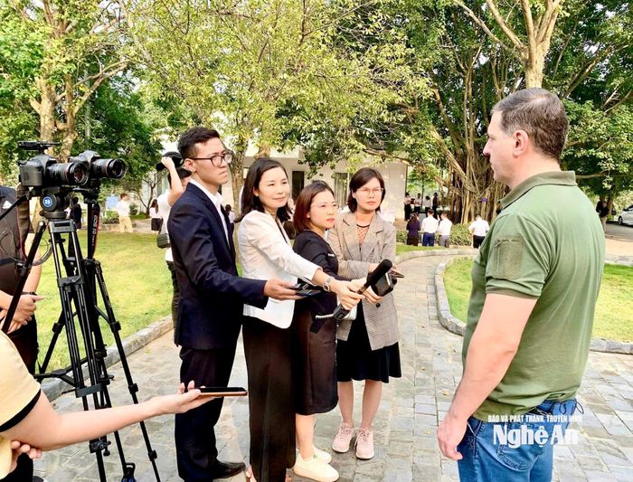 Phóng viên Báo và phát thanh, truyền hình Nghệ An phỏng vấn Bộ trưởng Nông nghiệp vùng Kaluga. Ảnh: P.V