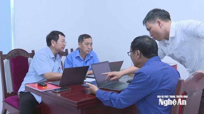Cán bộ Ban Xây dựng Đảng xã Hưng Nguyên hướng dẫn cho các bí thư chi bộ nông thôn trong thực hiện 4 thủ tục hành chính của Đảng trên môi trường điện tử. Ảnh: P.V