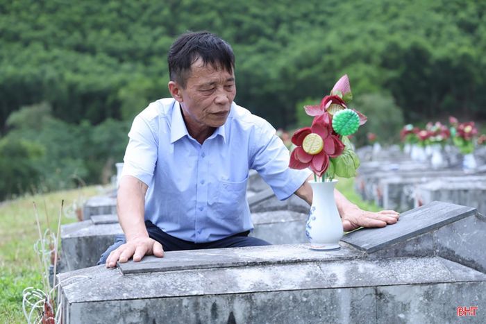 Mỗi lần đứng trước một ngôi mộ chưa có thông tin, ông Võ Tá Dũng lại thêm hy vọng được tìm thấy nơi yên nghỉ của bố mình.