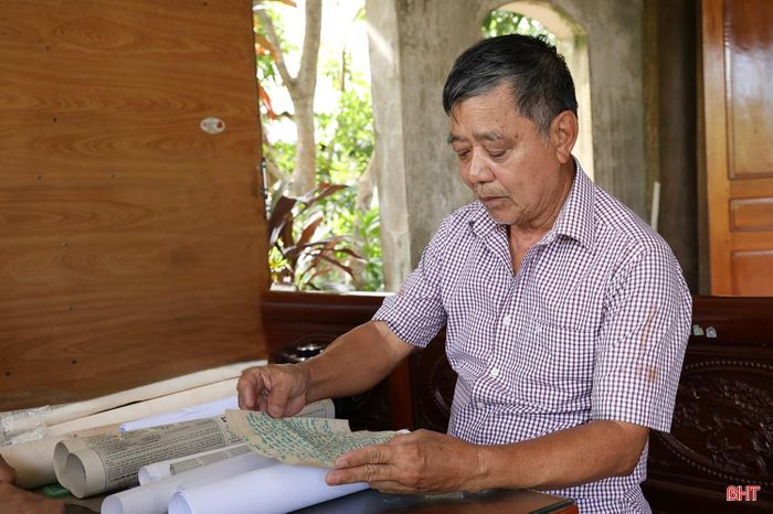 Ông Nguyễn Thế Doanh (thôn Tân Thắng, xã Tứ Mỹ) với kỷ vật duy nhất cha mình để lại là lá thư được gửi từ chiến trường.