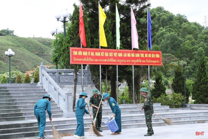 Các lực lượng tham gia dọn vệ sinh khu vực Nghĩa trang Liệt sĩ Nầm.