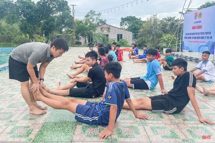  "Ngay từ đầu hè, tuổi trẻ Thạch Xuân đã triển khai dạy bơi miễn phí cho 50 trẻ em trên địa bàn, đồng thời tổ chức 3 hoạt động tuyên truyền, trang bị kiến thức và kỹ năng phòng, chống đuối nước. Các hoạt động thu hút sự tham gia tích cực của thiếu nhi và phụ huynh, giúp các em được tiếp cận môi trường học tập an toàn, bổ ích, từng bước nâng cao kỹ năng tự bảo vệ bản thân trước các nguy cơ tai nạn đuối nước", anh Nguyễn Văn Tuấn - Bí thư Đoàn xã Thạch Xuân cho biết. 