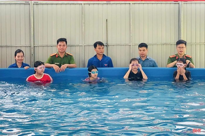 Mỗi lớp học đều được xây dựng theo hướng vừa học vừa thực hành, tạo tâm lý thoải mái, giúp các em tự tin tiếp cận môi trường nước. Nhiều em từ chỗ sợ nước, không biết bơi đã có thể tự nổi, tự di chuyển và xử lý các tình huống cơ bản sau khóa học.