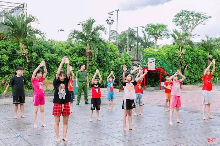 Thông qua các buổi học, trẻ em được rèn luyện tính kỷ luật, sự tự tin, khả năng xử lý tình huống và tinh thần hỗ trợ lẫn nhau. Bên cạnh đó, các lớp học cũng tạo nên sân chơi lành mạnh trong dịp hè, góp phần hạn chế tình trạng trẻ em sa đà vào các thiết bị điện tử hoặc tham gia các hoạt động tiềm ẩn nguy cơ mất an toàn.