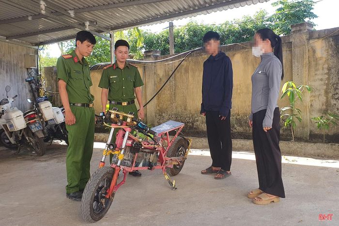 Qua công tác nắm tình hình trên không gian mạng, Công an xã Hương Phố phát hiện em P.Đ.N đặt mua nhiều linh kiện để dùng độ, chế xe.