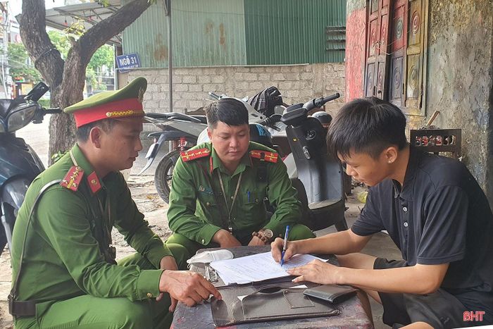 Công an phường Thành Sen tuyên truyền, vận động các chủ tiệm sửa xe ký cam kết không độ xe.