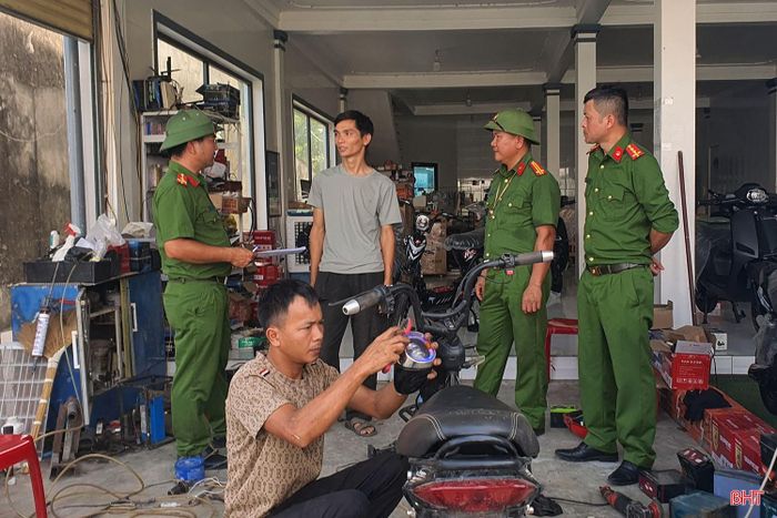 Công an xã Lộc Hà tuyên truyền, nhắc nhở các tiệm sửa xe về sự nguy hiểm của việc độ phương tiện.