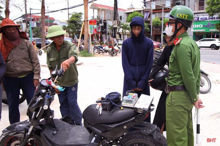 Một học sinh ở xã Kỳ Văn sử dụng xe máy điện đã bị cải tạo để tăng tốc độ
