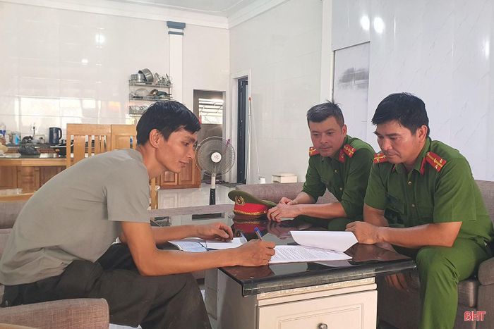 Anh Phan Khắc Trung - chủ cơ sở sửa xe Hậu Hường, thôn 4, xã Lộc Hà tham gia ký cam kết không độ chế xe.