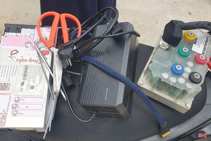 Các linh kiện em N.A.Đ (xã Kỳ Văn) lắp vào xe điện để báo dung lượng pin qua phần mềm điện thoại.