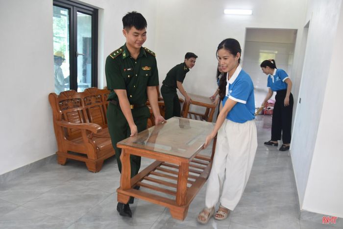 Các lực lượng hỗ trợ bà Nguyễn Thị Hồng chỉnh trang nhà cửa.