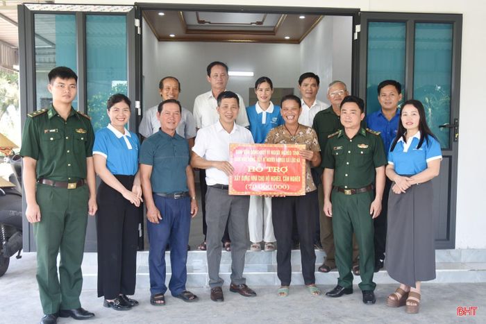 Bà Nguyễn Thị Hồng (hộ cận nghèo, con liệt sĩ, phụ nữ đơn thân) ở thôn Hòa Bình được nhận tiền hỗ trợ làm nhà kiên cố.