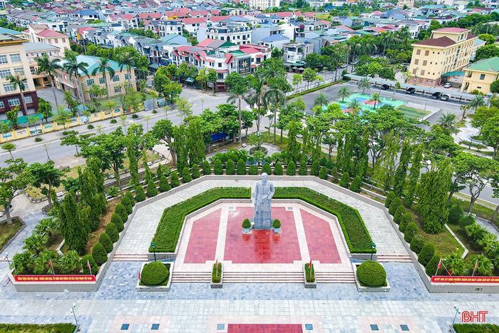 Tại Công viên Trần Phú, những thảm cỏ, hàng cây và không gian mở tạo nên điểm nhấn xanh.