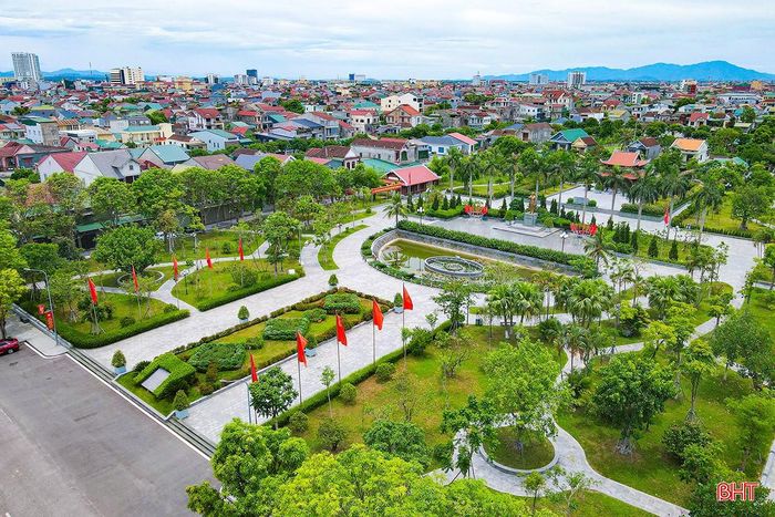 Giữa những ngày nắng nóng, các hồ điều hòa, công viên và quảng trường xanh tiếp tục phát huy vai trò như những "máy điều hòa tự nhiên", góp phần xây dựng một đô thị xanh, thân thiện với môi trường.