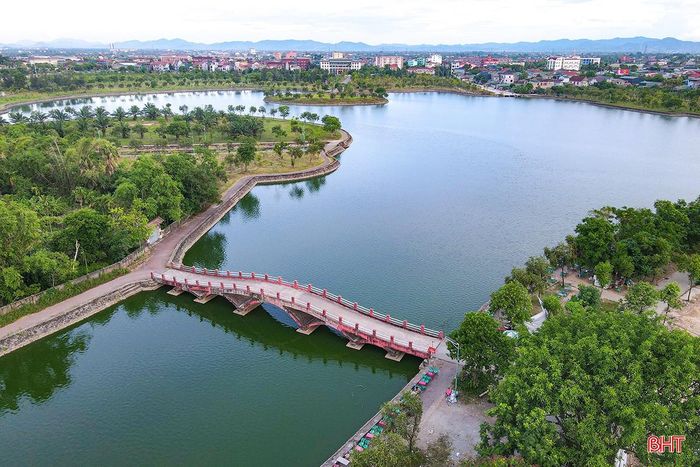 Công viên Trung tâm được ví như "lá phổi xanh" của đô thị Thành Sen với diện tích rộng lớn và hệ sinh thái cây xanh phong phú.
