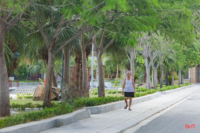 Những tuyến đường dạo bộ ven hồ Bảy Mẫu trở thành địa điểm lý tưởng để người dân thư giãn, vận động.