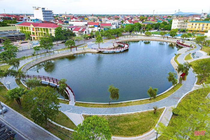 Từ trên cao, hồ Bảy Mẫu như một khoảng xanh dịu mát giữa lòng đô thị, góp phần điều hòa không khí và tạo cảnh quan cho khu vực trung tâm.