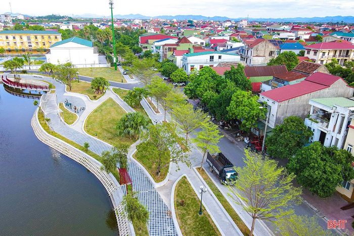Mặt hồ rộng cùng hệ thống cây xanh bao quanh giúp giảm bức xạ nhiệt, mang đến cảm giác dễ chịu hơn trong những ngày oi bức.