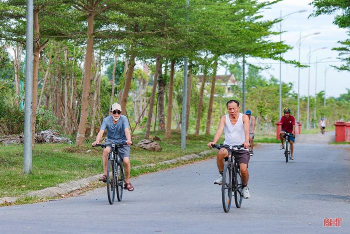 Dưới những tán cây xanh, người dân tìm đến để đi bộ, chạy bộ, đạp xe hay đơn giản là tận hưởng những phút giây thư giãn sau một ngày làm việc.