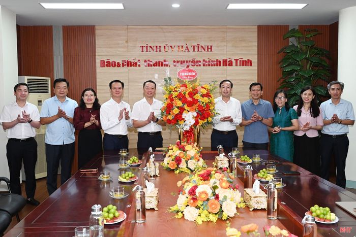 Chủ tịch UBND tỉnh Phan Thiên Định và các đồng chí lãnh đạo tỉnh tặng hoa chúc mừng tập thể Báo và phát thanh, truyền hình Hà Tĩnh.