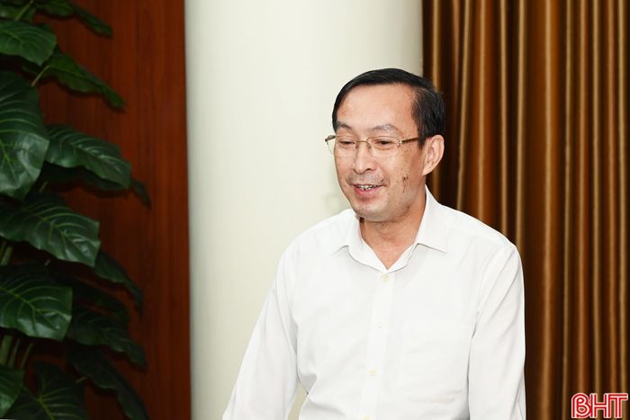 Đồng chí Nghiêm Sỹ Đống - Giám đốc Báo và phát thanh, truyền hình Hà Tĩnh cảm ơn sự quan tâm, động viên của lãnh đạo tỉnh và báo cáo một số kết quả nổi bật của đơn vị.