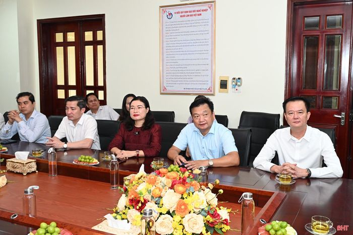 Các đồng chí lãnh đạo UBND tỉnh dự buổi thăm, chúc mừng Báo và phát thanh, truyền hình Hà Tĩnh.