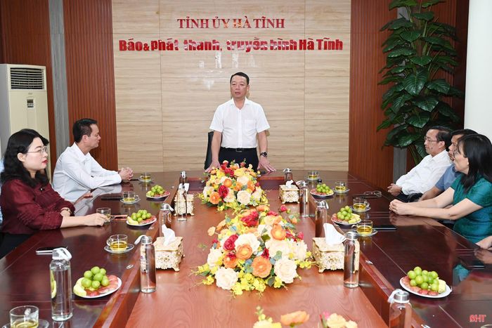 Chủ tịch UBND tỉnh Phan Thiên Định trao đổi với lãnh đạo Báo và phát thanh, truyền hình Hà Tĩnh.