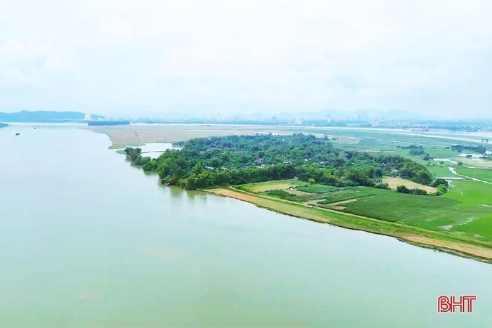 Thôn Hồng Lam là một ốc đảo giữa sông Lam.