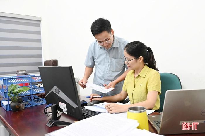Cán bộ Sở Nội vụ bám sát Nghị định 185/2026/NĐ-CP của Chính phủ để hướng dẫn các địa phương thực hiện sắp xếp thôn, tổ dân phố.