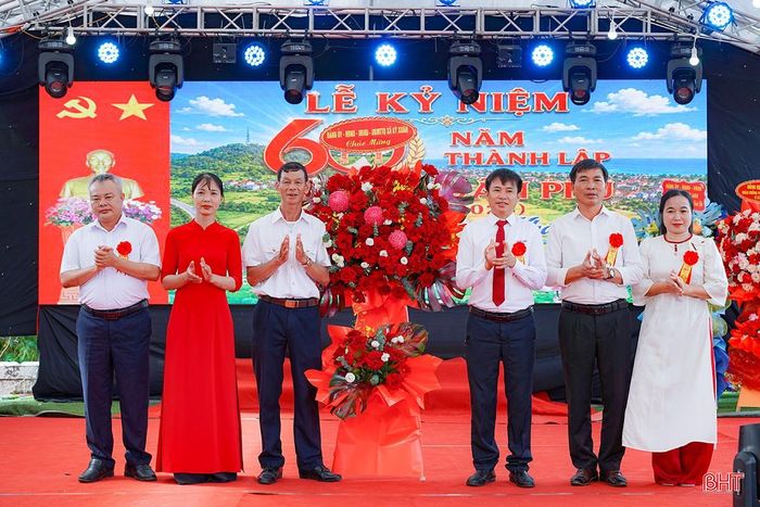 Lãnh đạo xã Kỳ Xuân tặng hoa chúc mừng cán bộ và Nhân dân thôn Xuân Phú