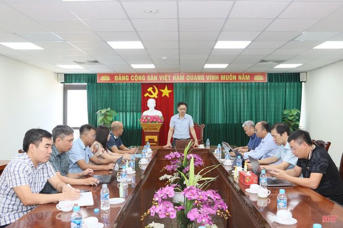 Ông Võ Tá Nghĩa - Phó Trưởng ban Quản lý KKT tỉnh Hà Tĩnh chủ trì cuộc làm việc tháo gỡ khó khăn cho HTX Sản xuất rau và dịch vụ nông nghiệp Tân Hảo.