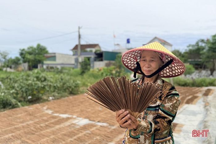 Nhiều hộ sản xuất hương ở xã Tùng Lộc đã lựa chọn hướng đi mới để duy trì nghề truyền thống.