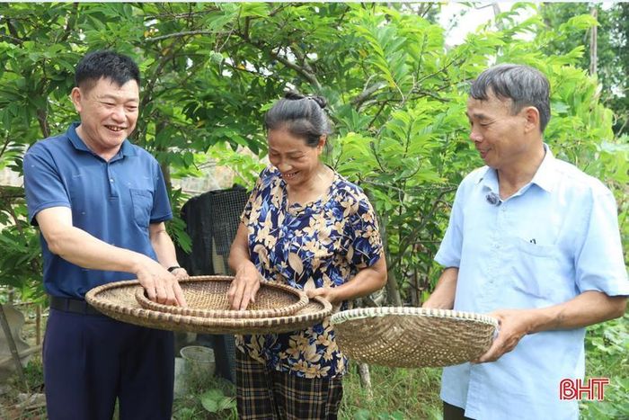 Nghề đan lát ở thôn Nam Giang, xã Thạch Hà vẫn được duy trì, nhưng thu nhập thấp khiến ngày càng ít người gắn bó với nghề.