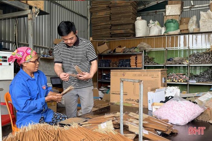 Anh Đặng Công Nhì kiểm tra sản phẩm trước khi đóng gói.