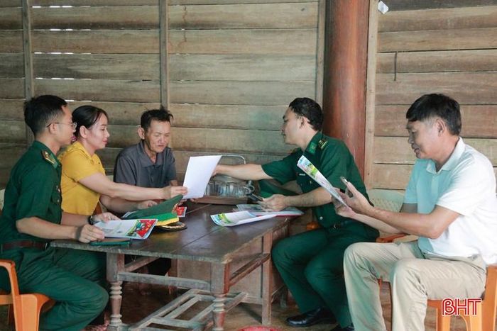 Cán bộ, chiến sĩ BĐBP phối hợp với chính quyền địa phương đến từng hộ dân tuyên truyền, hướng dẫn người cao tuổi, người đi lại khó khăn.