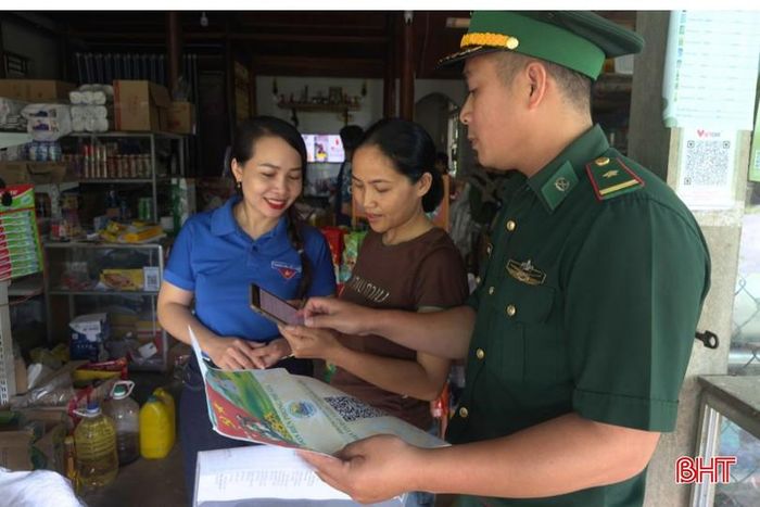 BĐBP hướng dẫn người dân khai thác các tiện ích trên nền tảng số phục vụ đời sống sinh hoạt hằng ngày.