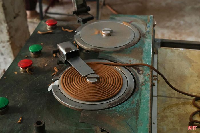Công ty Cổ phần Sản xuất kinh doanh Quốc Thạch đầu tư hàng tỷ đồng xây dựng nhà xưởng, trang bị hệ thống máy xay, máy trộn nguyên liệu và máy se hương tự động.