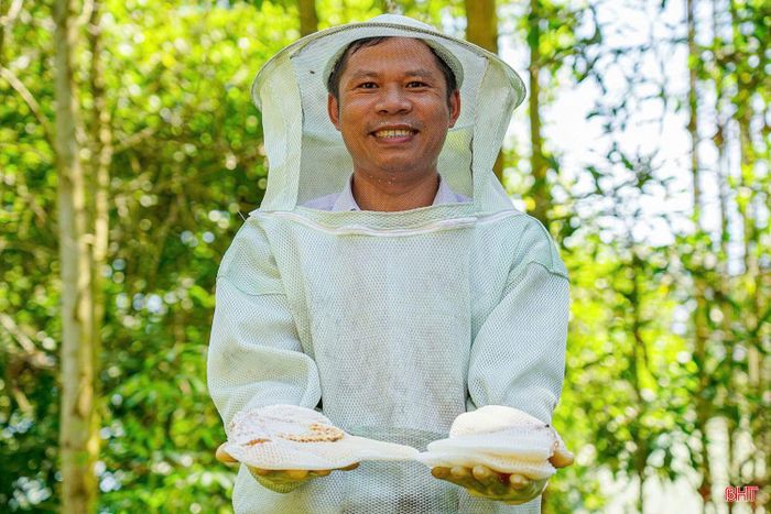 Anh Nguyễn Văn Cường - Giám đốc HTX Mật ong Cường Nga xây dựng thương hiệu mật ong đạt OCOP 4 sao.