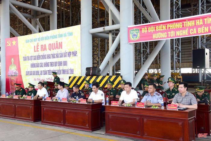 Đại diện lãnh đạo các sở, ngành, địa phương ven biển tham gia lễ ra quân.
