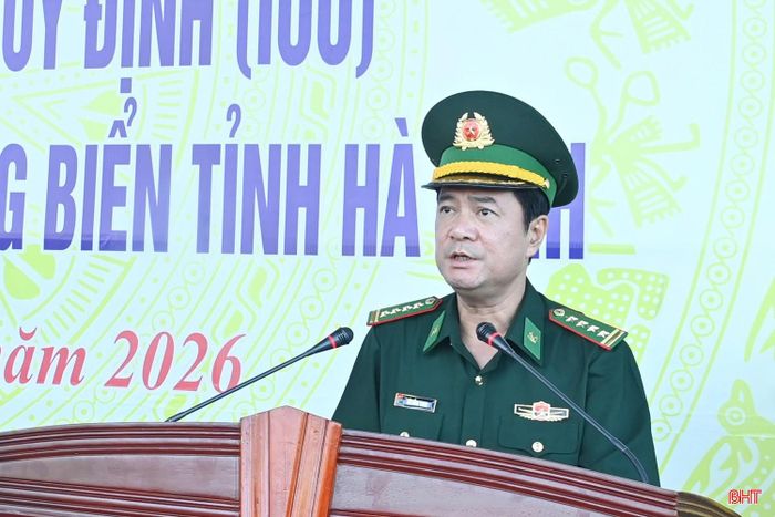 Đại tá Bùi Hồng Thanh - Chỉ huy trưởng Ban Chỉ huy BĐBP tỉnh khai mạc buổi lễ và giao nhiệm vụ cho lực lượng tuần tra.