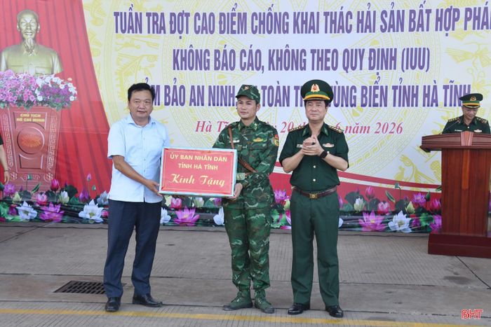 Phó Chủ tịch UBND tỉnh tặng quà động viên lực lượng tham gia tuần tra trên biển.