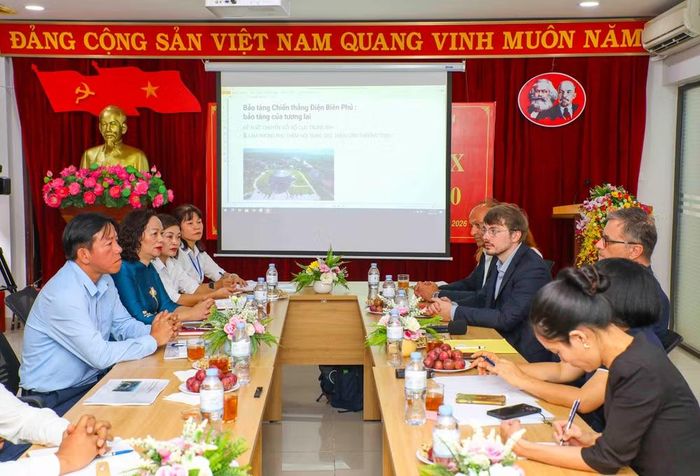 Buổi làm việc giữa các chuyên gia bảo tàng Pháp và Việt Nam. (Ảnh: CTV/Vietnam+)